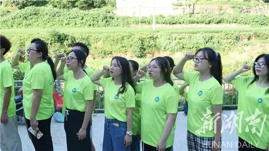 说明: 湖南工程学院学子“三下乡”：传承红色基因 打通红色教育的最后一公里